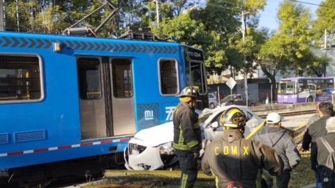 Choque entre auto y Tren Ligero