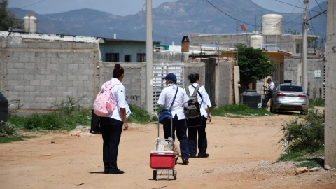 enfermeras-de-espaldas-calle-vacunas-sarampion-Chihuahua