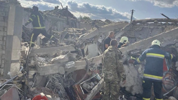 Mueren 48 personas tras ataque ruso en una tienda en Kharkiv