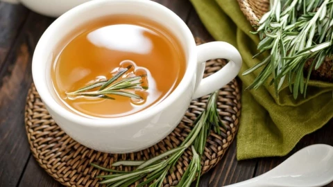Estos son los beneficios de beber té de romero con limón