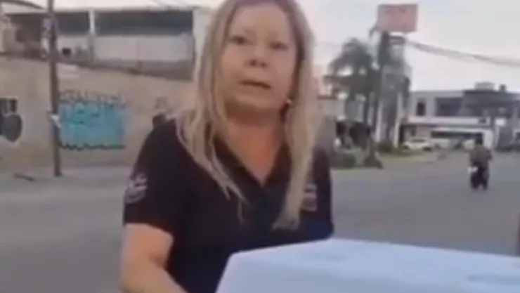 Lady Tamales: mujer agrede y derriba puesto de tamales; video se vuelve viral en redes sociales