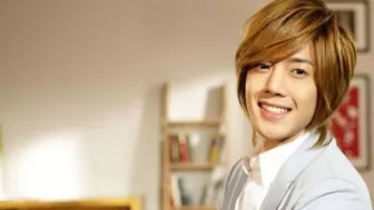 A menudo se le describe como el alma triste de F4 debido a su pasado, especialmente su amor no correspondido por la madre de Jun-Pyo.