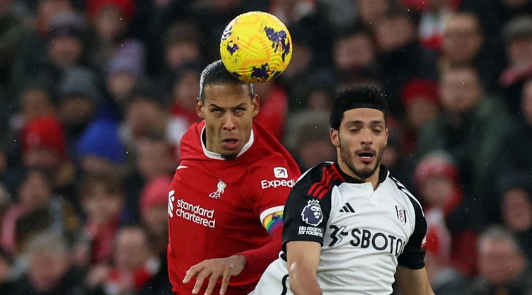 Raúl Jiménez ante el Liverpool
