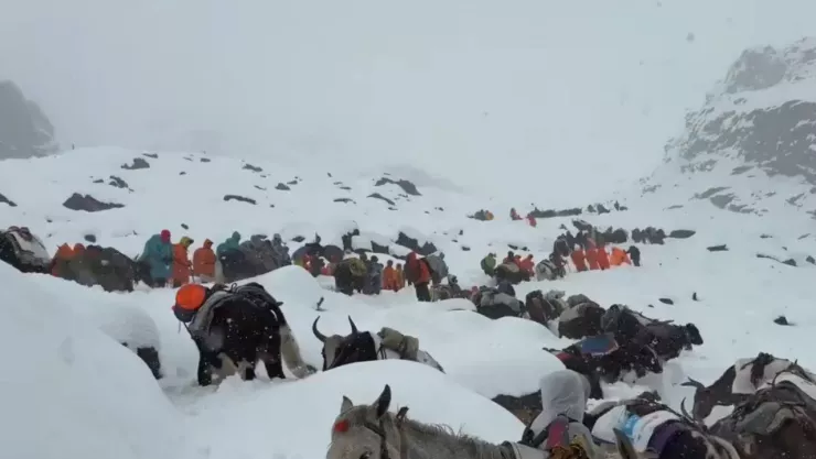 Tormenta de nieve deja atrapados a más de 200 excursionistas en el Everest
