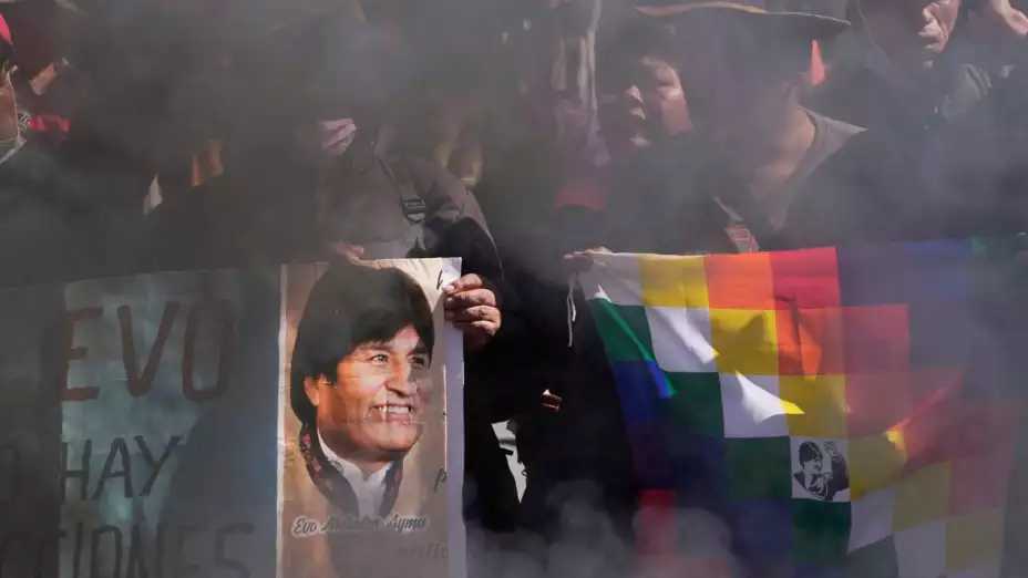 Cartel con la imagen de Morales