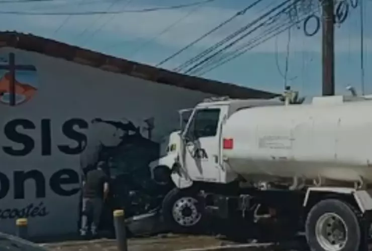 Pipa se queda sin frenos se estrella en iglesia