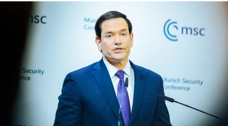 Marco Rubio, secretario de Estado de Estados Unidos, durante su intervención en la Conferencia de Seguridad de Múnich, frente a un podio con el logotipo del evento al fondo.