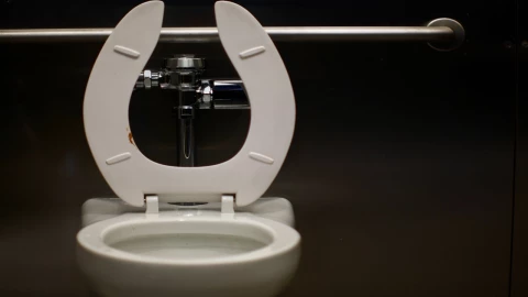 Hombre-va-al-baño-por-horas-se-le-sale-intestino