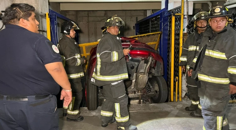 Elevador para autos falla y cae con la conductora en la Guerrero