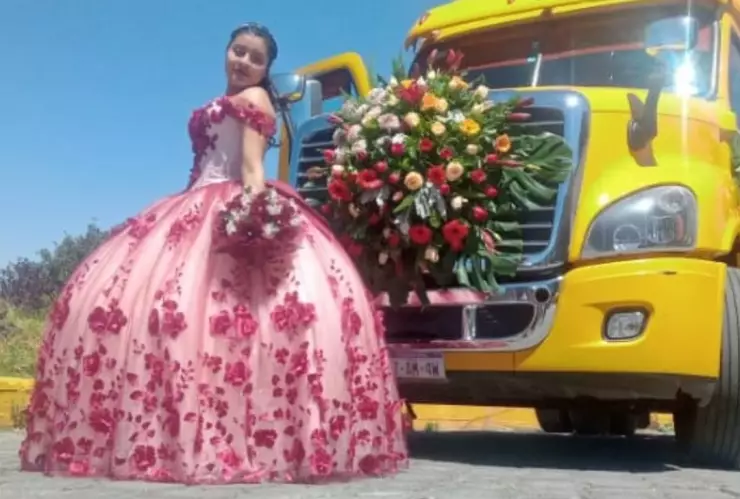 Quinceañera llega a misa en tráiler de su papá
