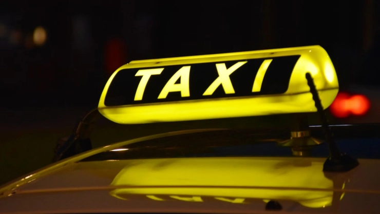 Imágenes sensibles: Abuelita resbaló y quedó ATRAPADA bajo un taxi; ¿está grave?