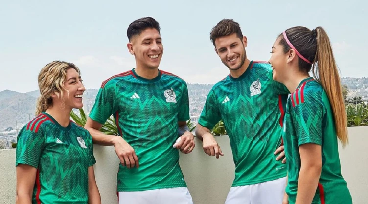 Edson Álvarez con la nueva playera de la Selección Mexicana.jpg