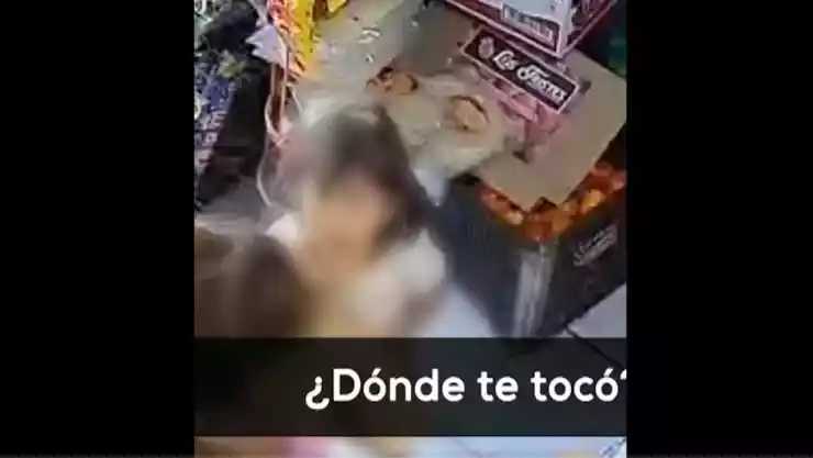 Captan en video a hombre tocando a niña.