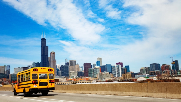 Autobús escolar en carretera de Chicago, Illinois