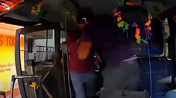 ¡Pánico-en-Veracruz_-Golpean-al-chofer-y-el-autobús-sigue-avanzando-con-pasajeros-a-bordo.webp
