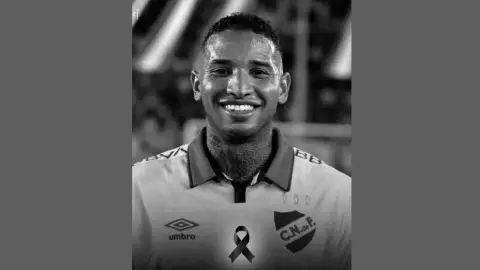 Muere futbolista uruguayo, Juan Izquierdo en pleno partido dejando luto en el deporte