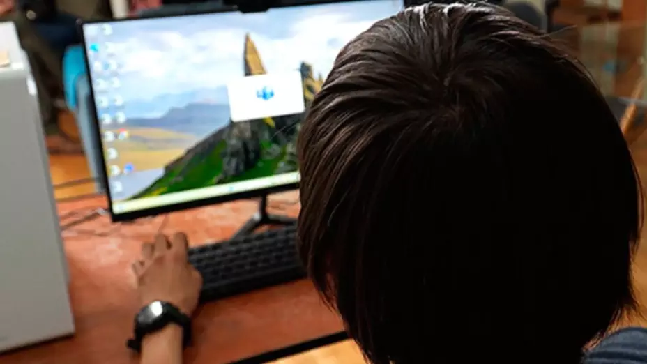 Joven frente a la computadora.