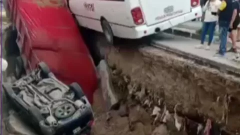 VIDEO DE ÚLTIMA HORA: Se abre enorme socavón en la avenida Malecón y varios vehículos caen en Guadalajara; hay heridos