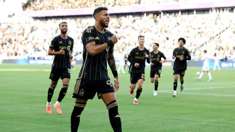 La posibilidad de que Denis Bouanga se vista de azulcrema sigue latente