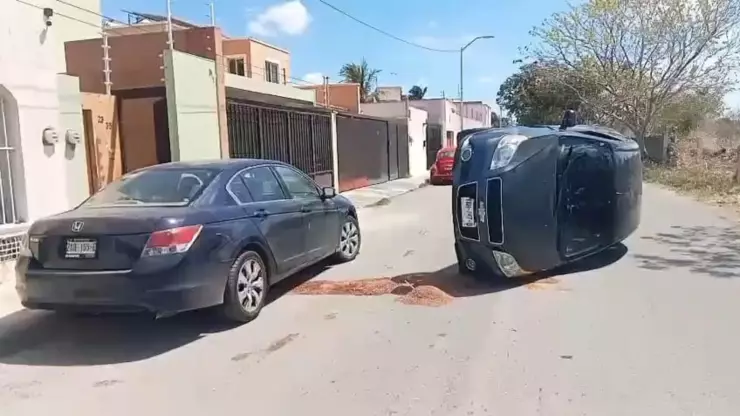 FUERTE ACCIDENTE_ Mujer choca contra auto estacionado y termina volcada en Los Arcos de Mérida.jpg