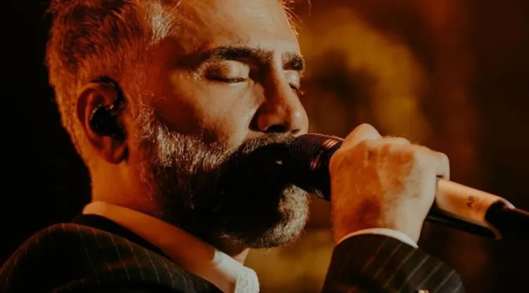 Alejandro Fernández se derrumba en el escenario por la salud de su padre.