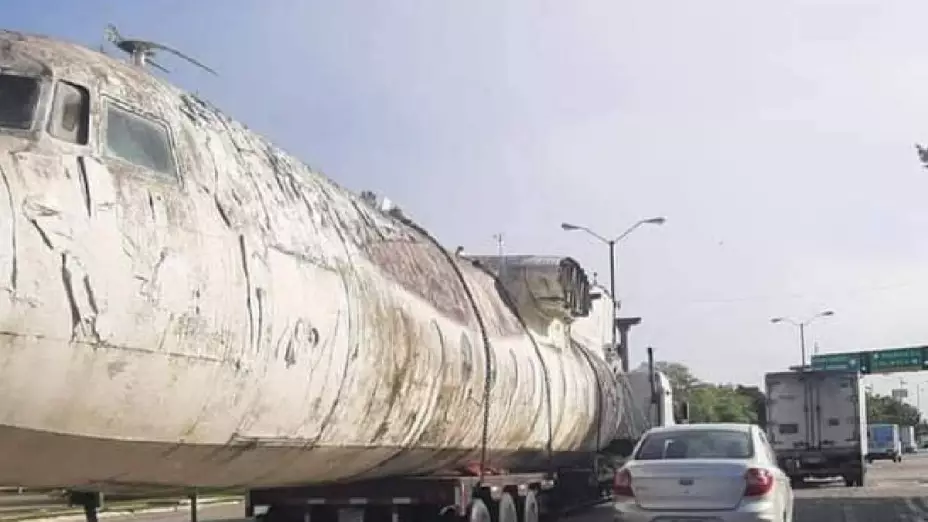 Avión antiguo aparece en Mérida, sobre avenida en Altabrisa 2