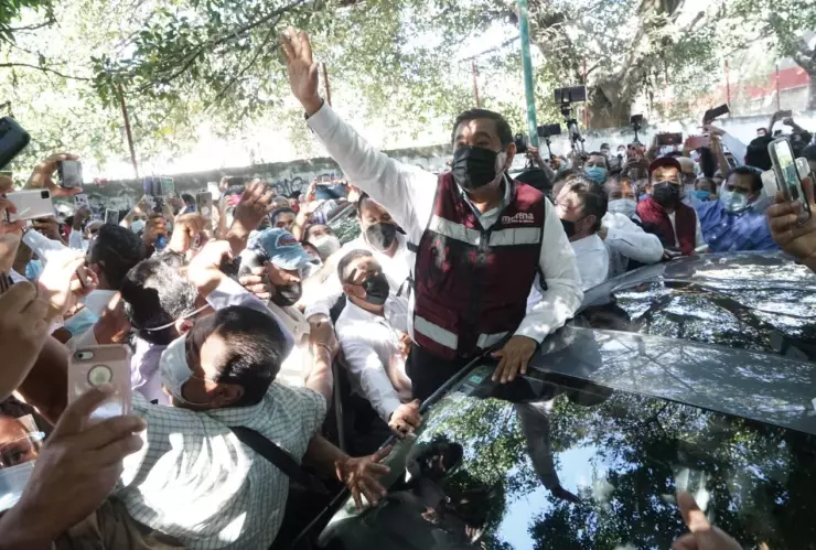 Félix Salgado Macedonio llegó a la sede del INE en CDMX acompañado de un grupo de simpatizantes.