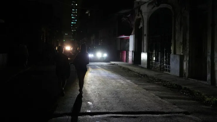 La gente camina por la calle durante un colapso de la red eléctrica, en La Habana, Cuba.