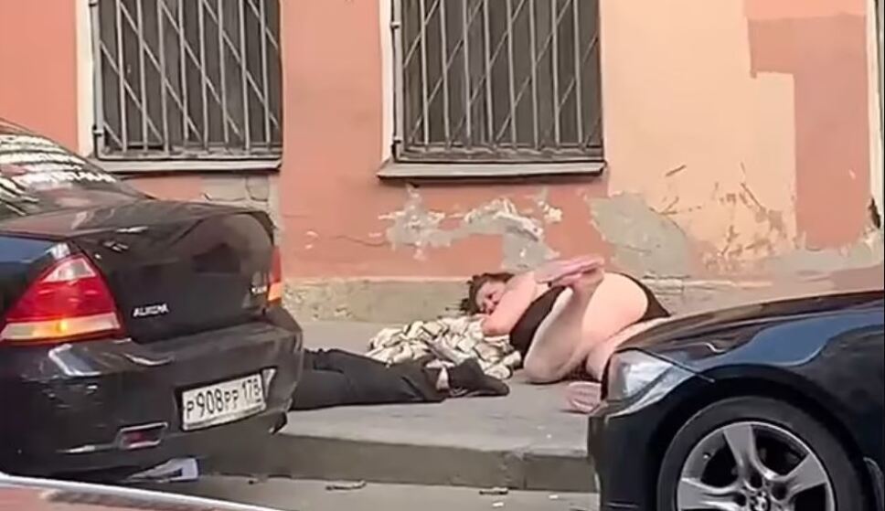 VIDEO: Pareja cae de un balcón mientras tenía una pelea