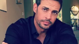 William Levy con camisa negra..jpg
