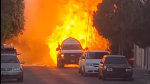 ¡ÚLTIMA HORA! VIDEO: Pipa de gas explota y se prende en llamas en la zona centro de Lagos de Moreno