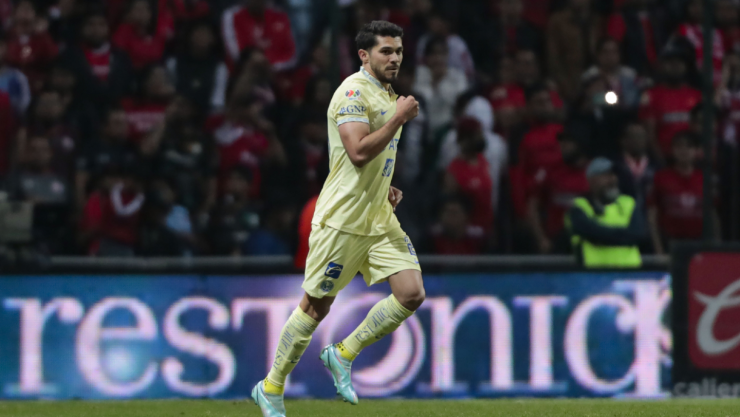 Henry Martín celebra con el América