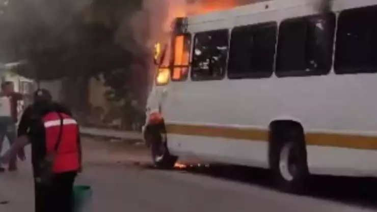 CAMION DE PASAJEROS SE INCENDIA AL CAERLE UNA BOMBITA EN MOTUL