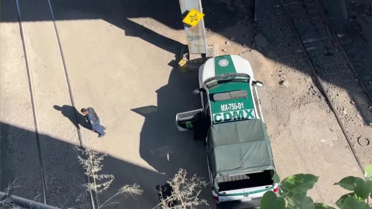 Azcapotzalco: Hombre se arroja de un puente a las vías del tren Suburbano