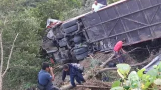 FOTOS: Autobús cayó al fondo de barranca tras accidente en la carretera Puerto Escondido-Oaxaca hoy; saldo trágico