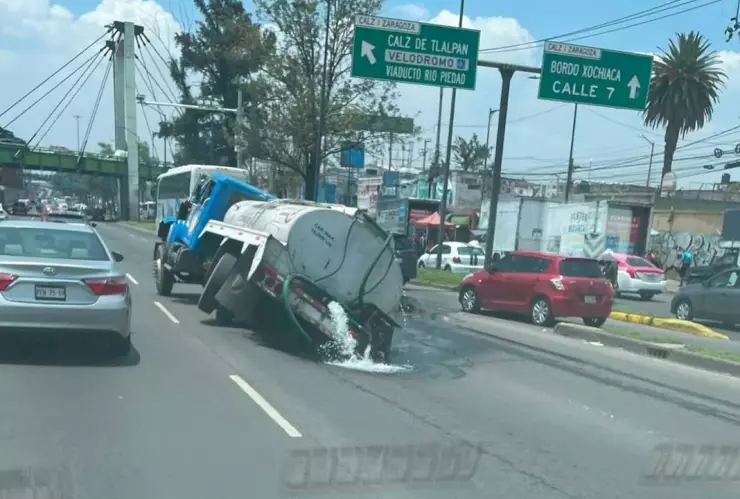 Pipa cae en un socavón sobre la calzada Ignacio Zaragoza