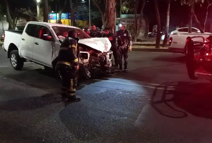 El choque dejó un poste derribado.