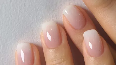 Las milky nails lucen naturales, elegantes y en tendencia