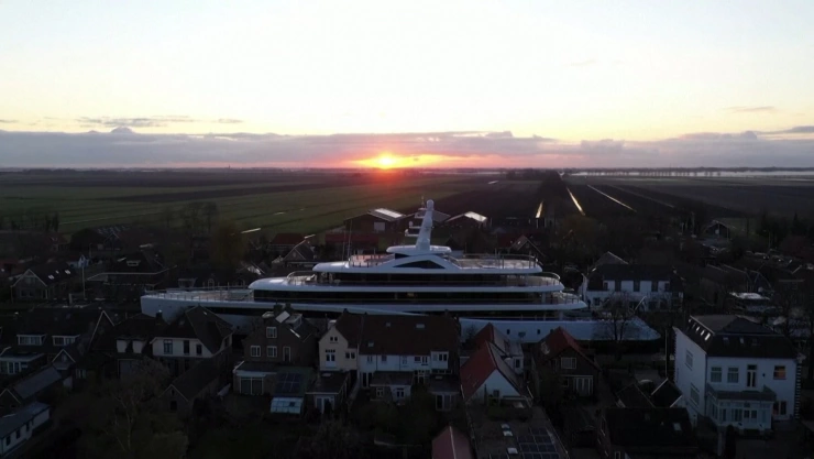 Superyate surca los canales de Holanda