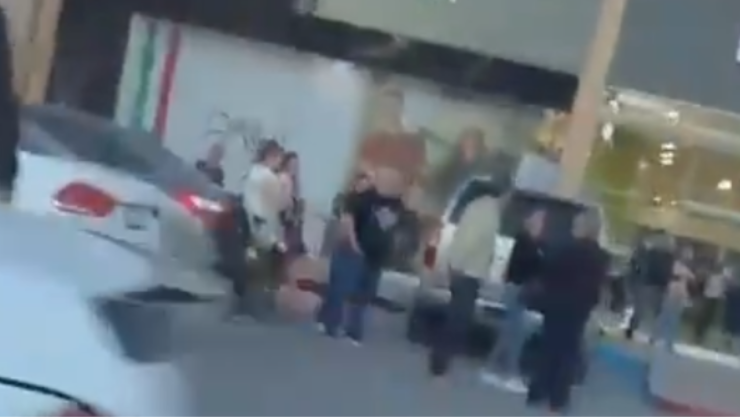 Hombre fallece en estacionamiento