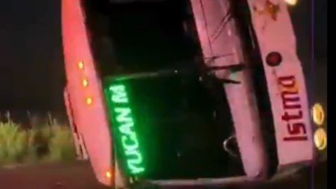 Mujer y su bebé mueren tras volcadura de autobús; hay más lesionados