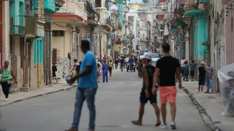 Personas en calles de La Habana, Cuba.
