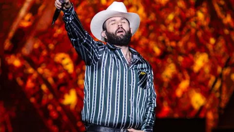 Carin León confirma si gay o no; esto fue lo que reveló el cantante.jpg