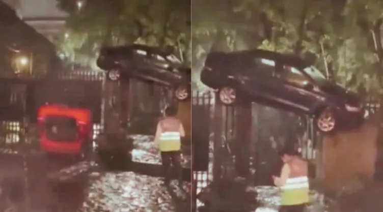 Dos autos fueron afectados por las inundaciones y quedaron atrapados en una reja de una colonia de CDMX