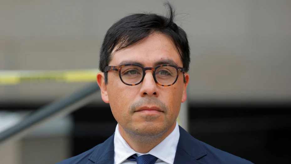 El Dr. Salvador Plasencia sale de la corte federal tras declararse culpable de cuatro cargos de distribución de ketamina al actor Matthew Perry antes de su muerte, en Los Ángeles, California, EE. UU., el 23 de julio de 2025.