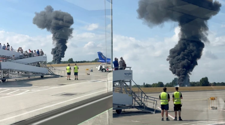 Columna de humo en el aeropuerto de Southend, Londres, el 13 de julio de 2025.