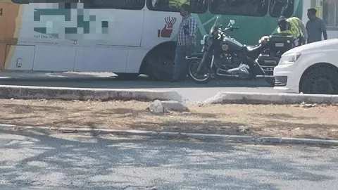 Camión de pasajeros pierde una llanta en pleno viaje, FOTO