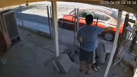 Policías intimidan a ciudadano de Tijuana por instalar cámara de seguridad