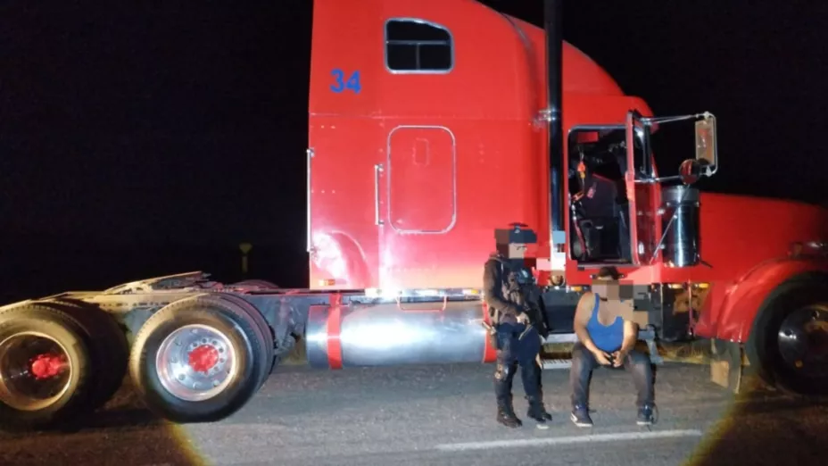 Amarran a conductor de tráiler para asaltarlo en Aguascalientes; hay un detenido