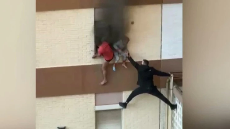 Impactante rescate menores incendio Sevilla